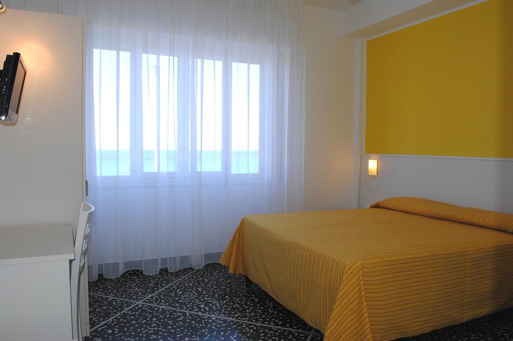 Hotel Bristol Laigueglia Kamer foto