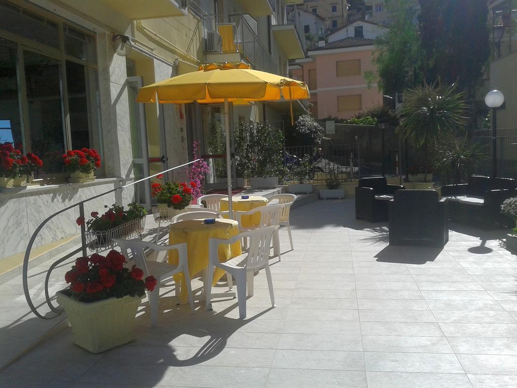 Hotel Bristol Laigueglia Buitenkant foto