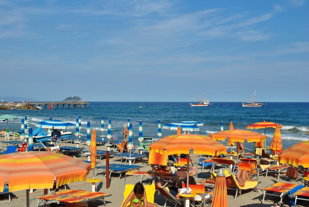 Hotel Bristol Laigueglia Buitenkant foto